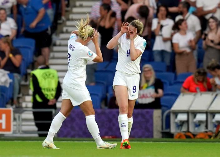 Ellen White und Beth Mead feierten, nachdem England Norwegen in der Gruppenphase mit 8:0 besiegt hatte (Gareth Fuller/PA) (PA Wire)