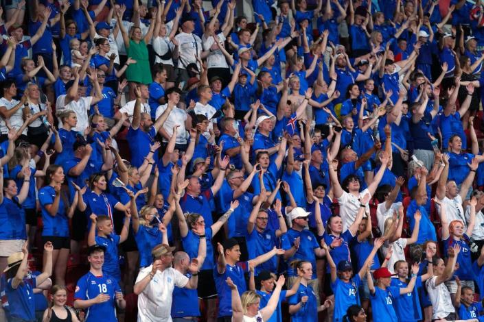 Isländische Fans füllten die Tribünen und führten während des gesamten Turniers ihren berühmten Wikinger-Jubel auf (Tim Goode/PA) (PA Wire)