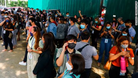 Mitarbeiter evakuieren nach einem Erdbeben in Quezon City, Philippinen, am 27. Juli.