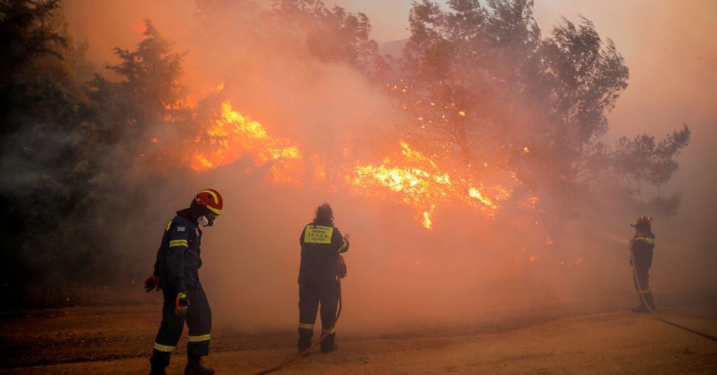 Griechischer Waldbrand in der Nähe von Athen;  Häuser, Krankenhaus evakuiert