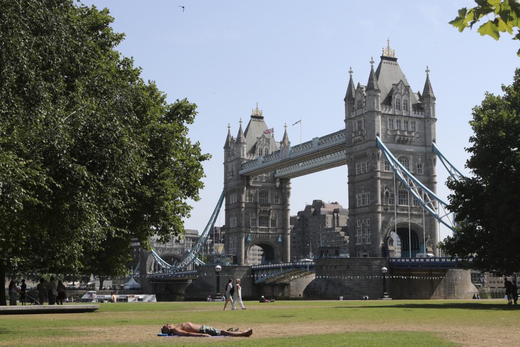 Großbritannien bricht den Rekord für die höchste Temperatur, während Europa brutzelt