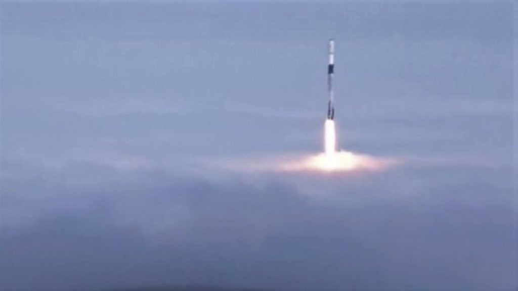 SpaceX-Rakete steigt aus den Wolken – NBC Los Angeles