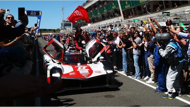 Sebastien Buemi, Brendon Hartley und Ryo Hirakawa feiern ihren Sieg in Le Mans