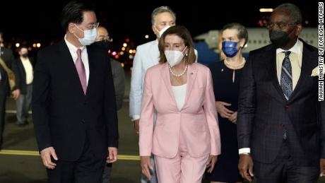 Die Sprecherin des US-Repräsentantenhauses, Nancy Pelosi, landet in Taiwan inmitten von Androhungen chinesischer Vergeltungsmaßnahmen