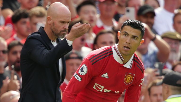 Manchester-United-Trainer Erik ten Hag schickt gegen Brighton den eingewechselten Cristiano Ronaldo
