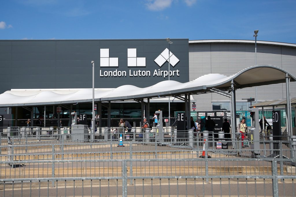 Die Antiterroreinheit der Metropolitan Police verhaftete Aine Davis am Flughafen London Luton.