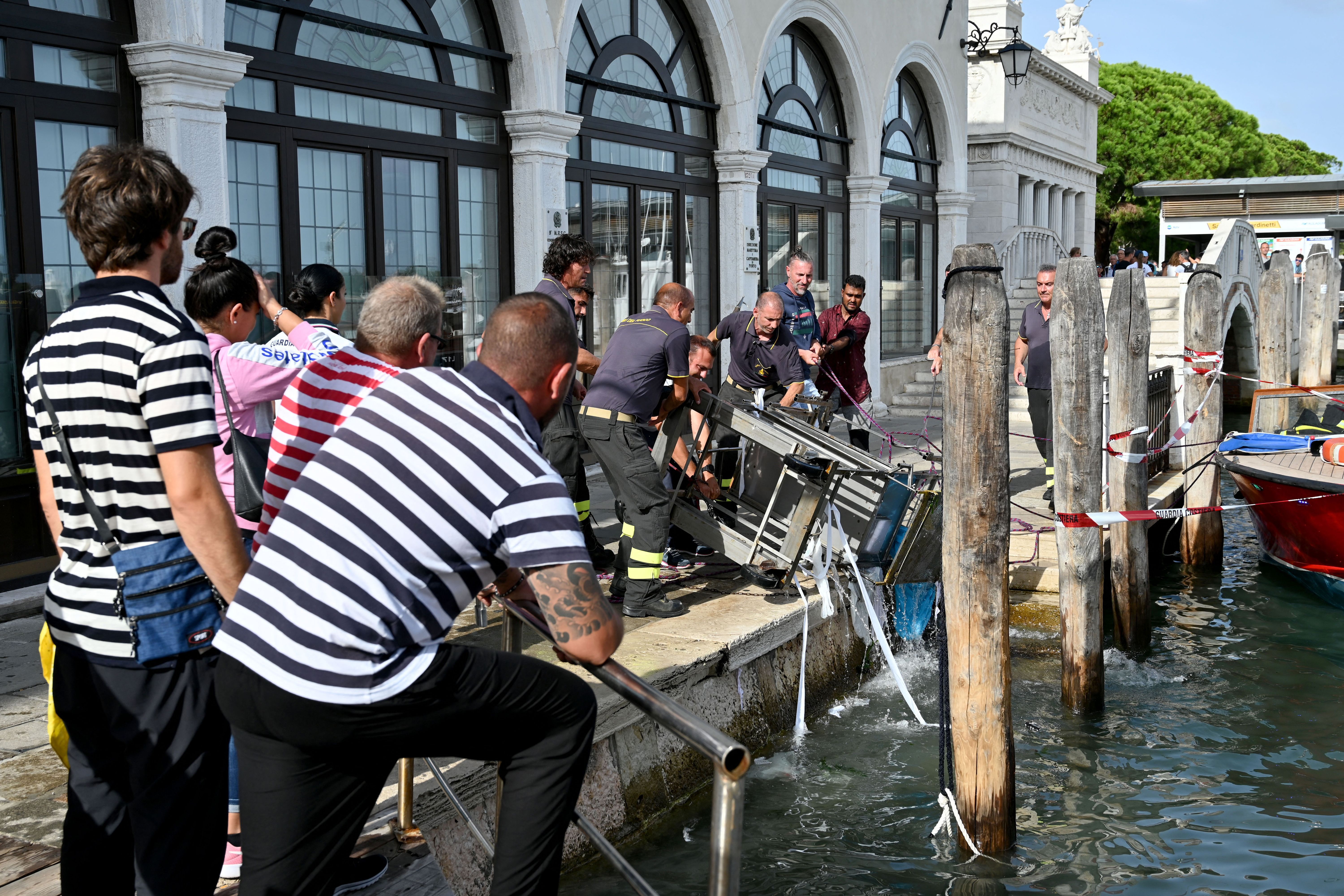 Feuerwehrleute bergen einen Souvenirstand, der am 18. August aufgrund starker Winde im Canal Grande in Venedig gelandet war.