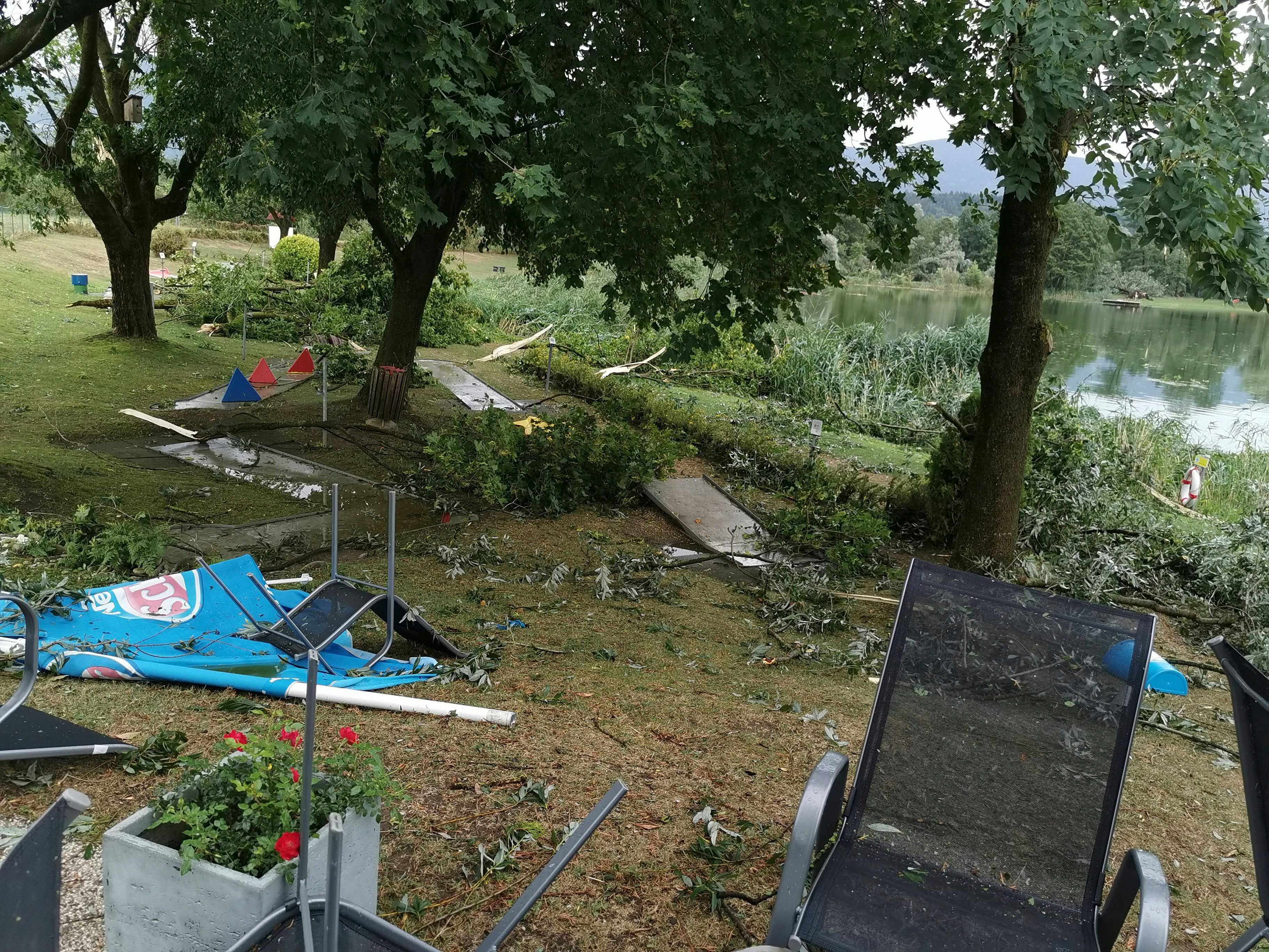     Umgestürzte Äste und Bäume sind in der Nähe des St. Andraer Sees zu sehen, nachdem ein schwerer Sturm im südösterreichischen Lavanttal am 18. August 2022 zwei Kinder getötet hatte.