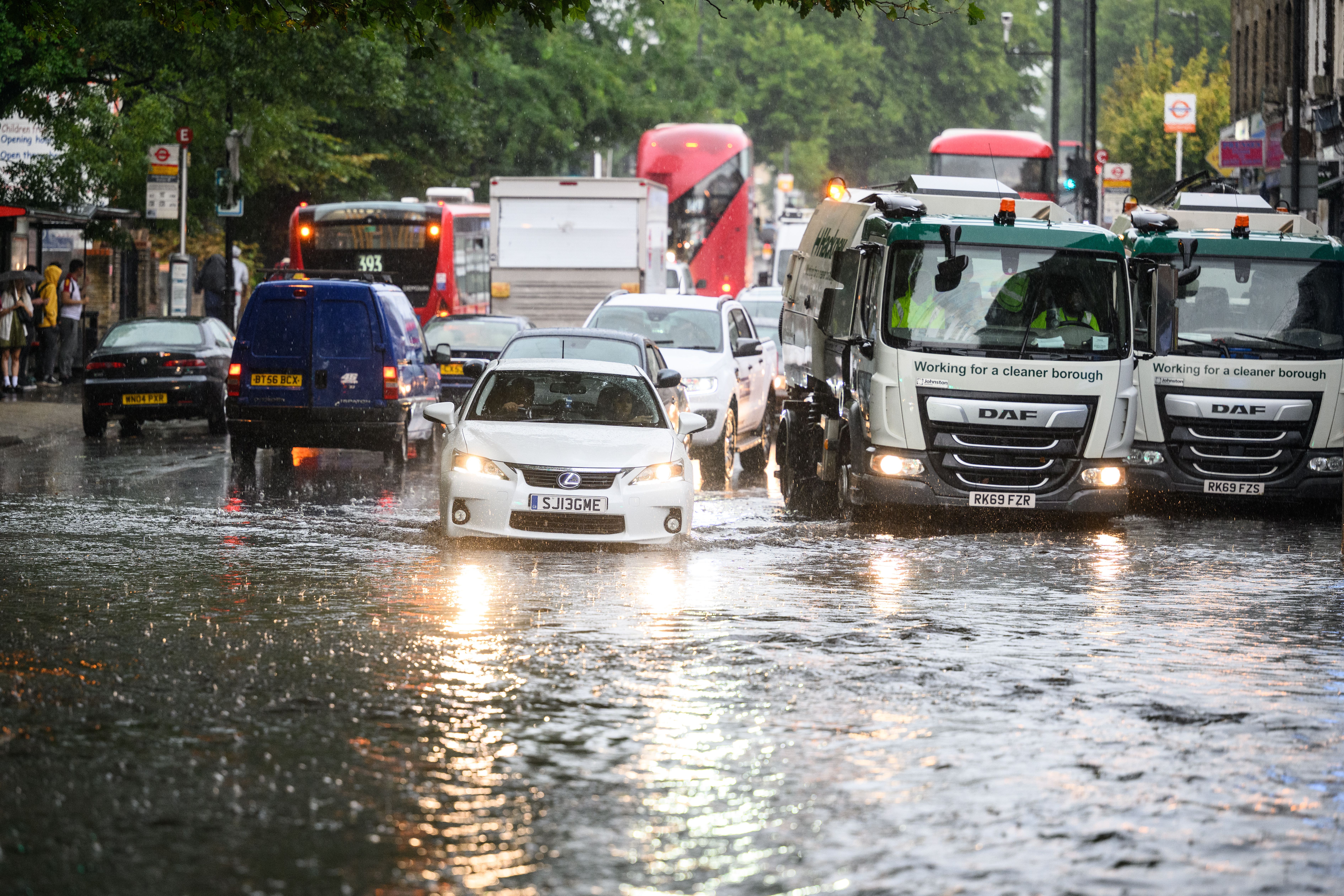     Ein Auto überquert einen überfluteten Straßenabschnitt, während sintflutartige Regenfälle und Gewitter am 17. August 2022 in London, England, das Land heimsuchen. 