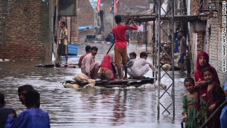 Über 900 Menschen wurden durch Monsunregen und Überschwemmungen in Pakistan getötet, darunter 326 Kinder