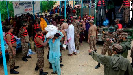 Armeetruppen verteilen am 24. August Lebensmittel und Hilfsgüter an Vertriebene in einem Hilfslager im Distrikt Jamshoro im Süden Pakistans.