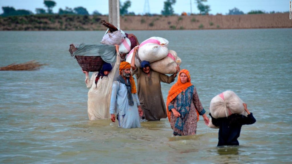 Die Überschwemmungen in Pakistan haben 33 Millionen Menschen in der schlimmsten Katastrophe seit einem Jahrzehnt getroffen, sagt der Minister