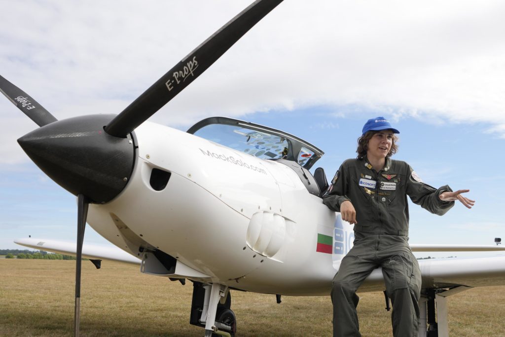 17-jähriger Pilot stellt Alleinflugrekord um die Welt auf