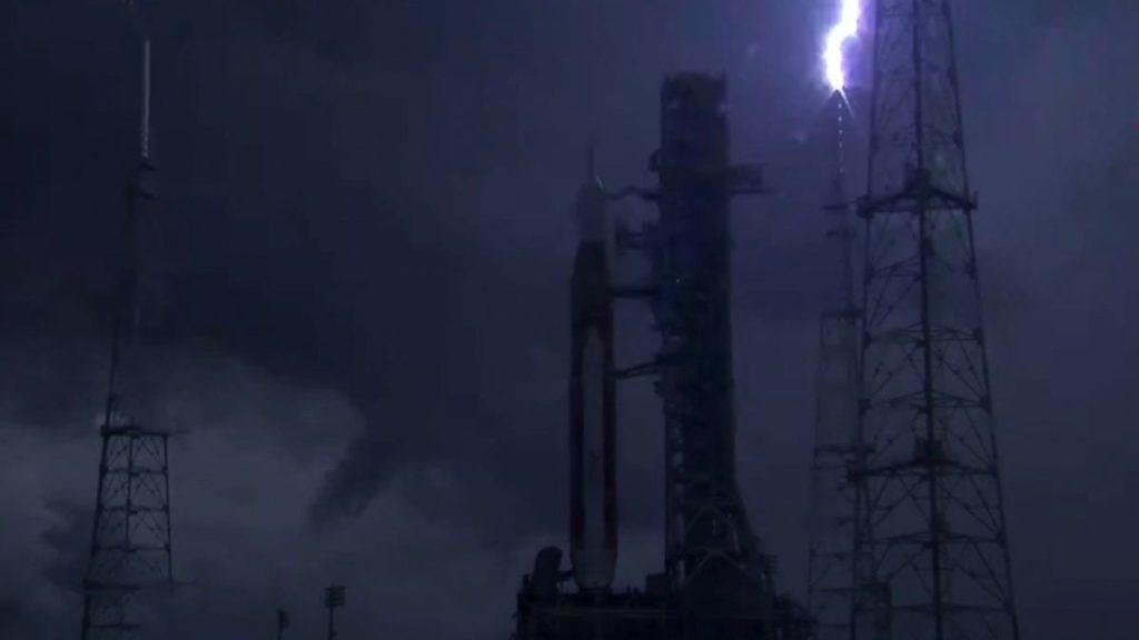 Blitzeinschlag in Startrampe Artemis 1 2 Tage vor dem Start (Video)