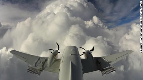 In den Vereinigten Staaten fliegen Wissenschaftler Flugzeuge in die Wolken, damit es mehr schneit