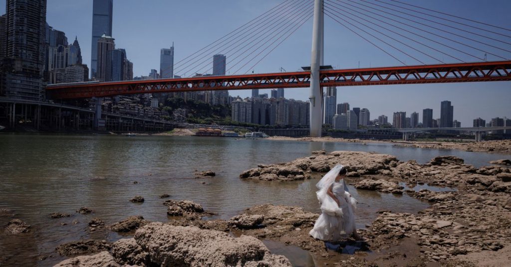 Der Jangtse-Nebenfluss trocknet aus, während China einem weiteren Dürremonat gegenübersteht