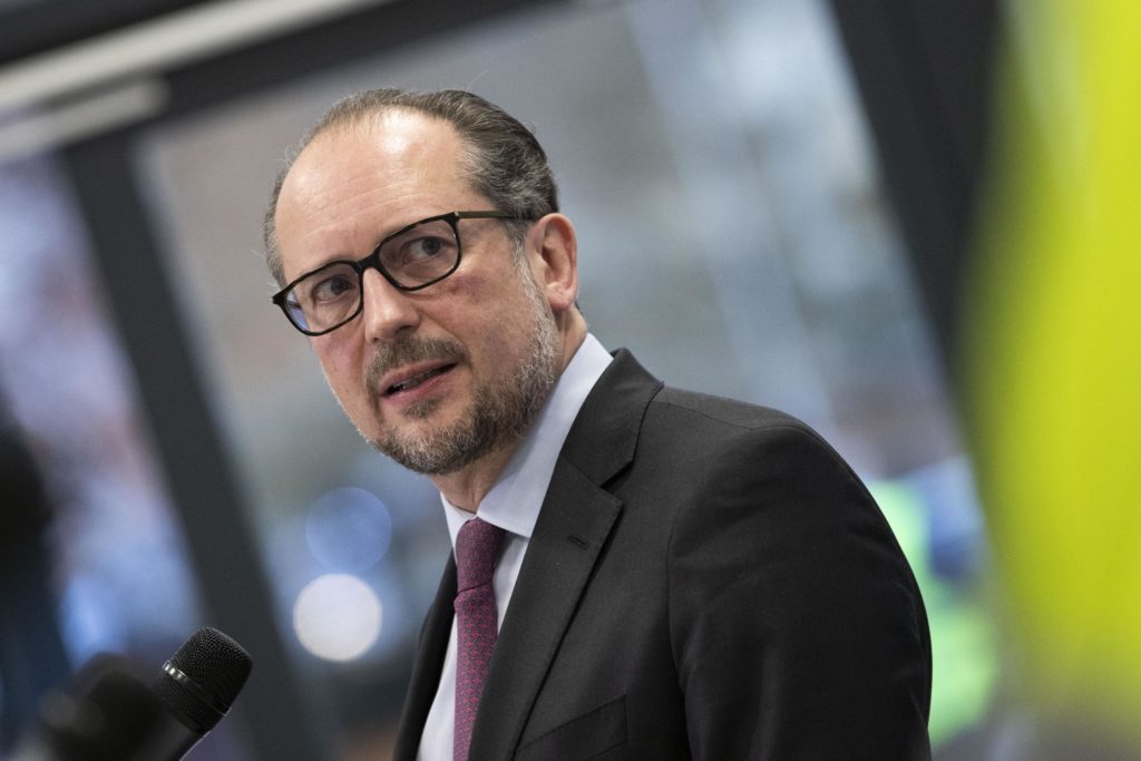 Der neue österreichische Bundeskanzler tritt zurück;  Vorgänger verlässt Politik