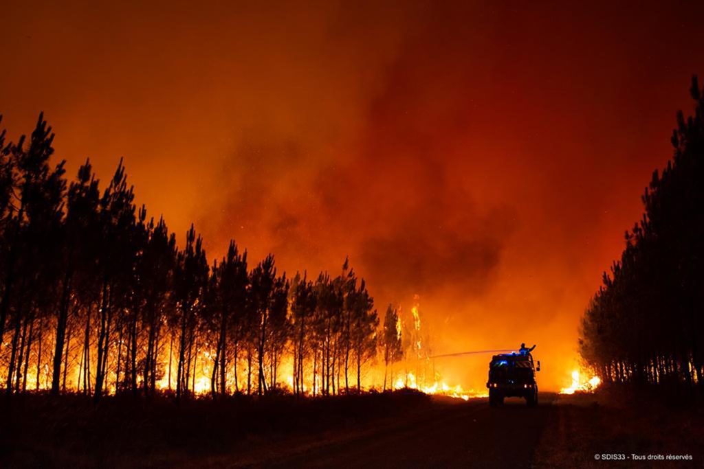 Feuerwehrleute kämpfen im Südwesten Frankreichs gegen einen verheerenden Waldbrand