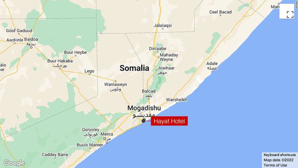 Große Explosionen, als bewaffnete Männer ein gehobenes Hotel in der somalischen Hauptstadt stürmen