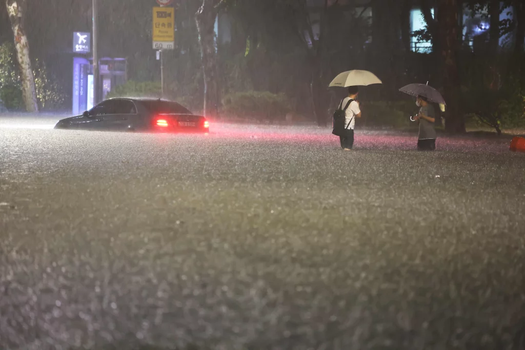 Heftige Regenfälle überschwemmen Seoul, die Hauptstadt Südkoreas, und töten mindestens 7 Menschen