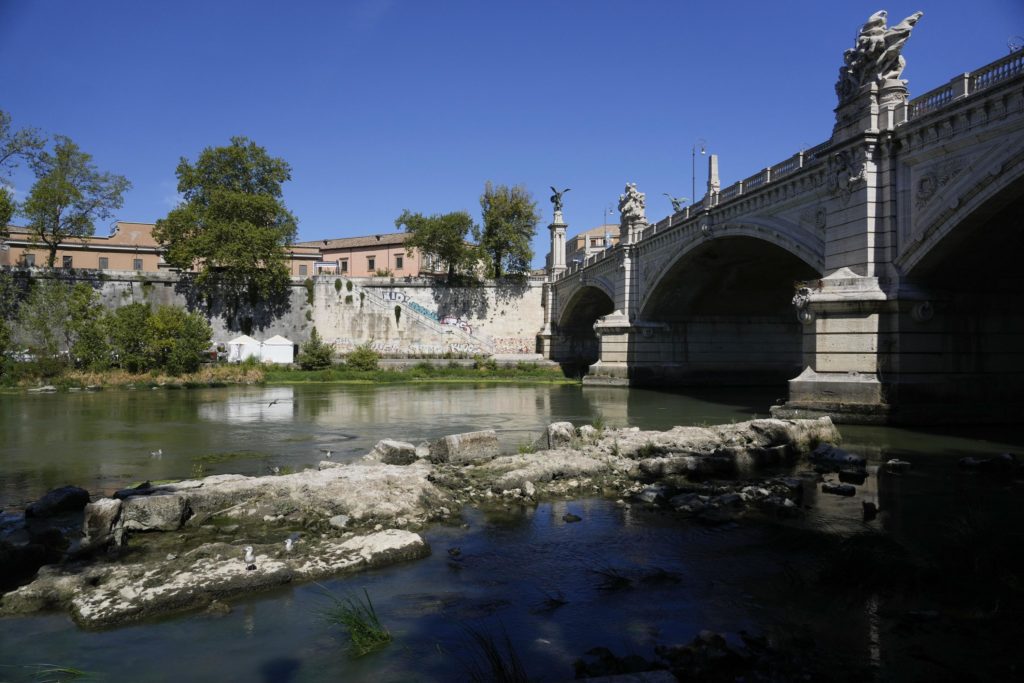 Italiens Dürre legt die alte Kaiserbrücke über den Tiber frei