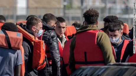 Border Force eskortierte heute Morgen 100 Migranten nach Dover, nachdem sie im Ärmelkanal aufgegriffen worden waren