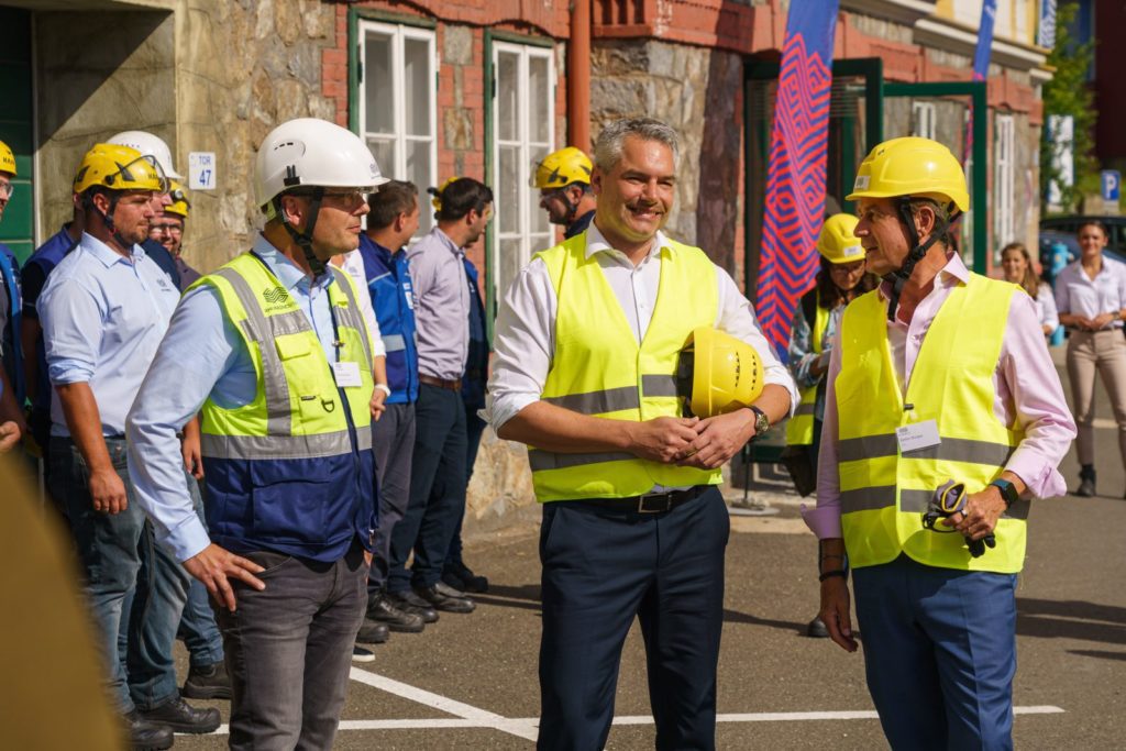 „Wir brauchen jetzt grüne Energie und mehr Arbeiter“ – Bundeskanzlerin besucht RHI Magnesita Werk