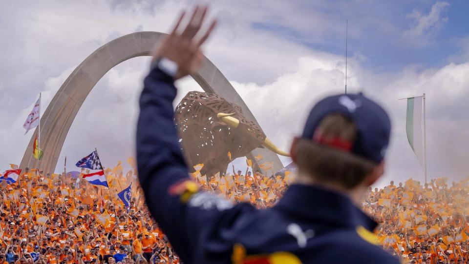 Max Verstappen winkt den Fans während des GP von Österreich zu.  Red Bull Ring Juli 2022. Bildnachweis: PA Images