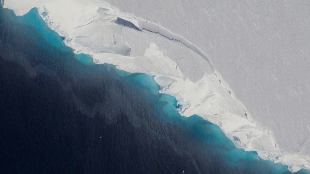 Der Thwaites-Gletscher ist etwa so groß wie der Bundesstaat Florida und könnte den Meeresspiegel möglicherweise um fast 16 Fuß erhöhen, wenn er in den Ozean stürzt.