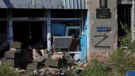 Munitionskisten in der Nähe eines von Granaten zerstörten Hauses im Dorf Hrakove, das am 9. September kürzlich von ukrainischen Streitkräften befreit wurde.