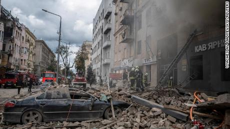 Feuerwehrleute arbeiten am Standort eines Wohngebäudes, das am 6. September in Charkiw, Ukraine, von einem russischen Militärschlag getroffen wurde.