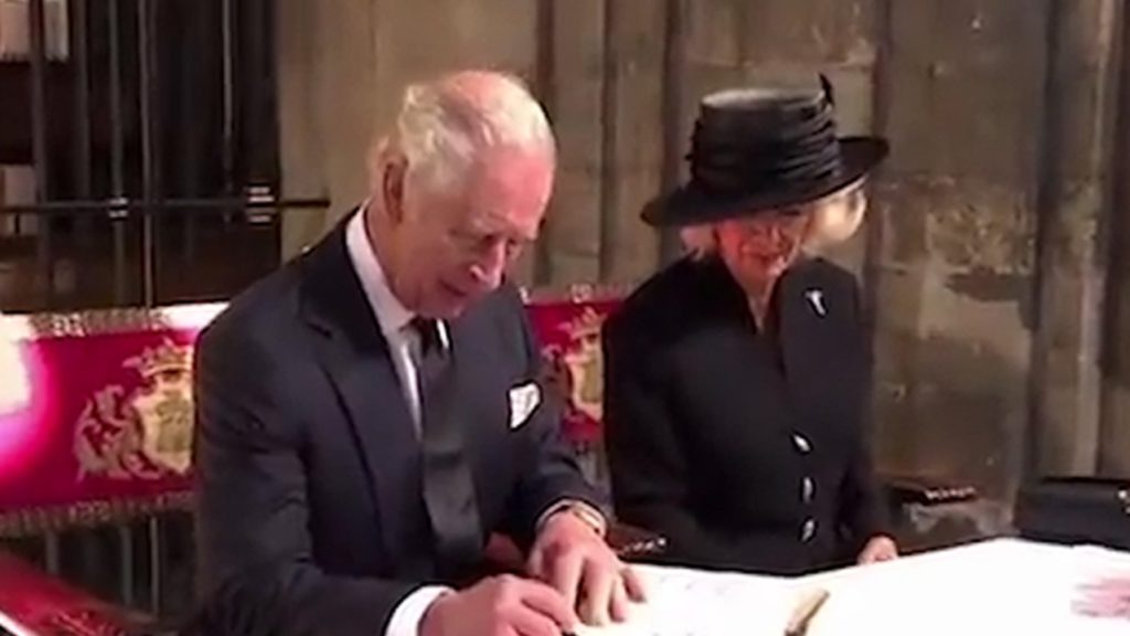 König Charles bringt seinen eigenen Stift zum Unterschreiben mit, nachdem Tinte ausgelaufen ist