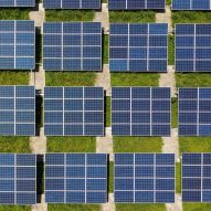 Sonnenkollektoren in einem Solarpark