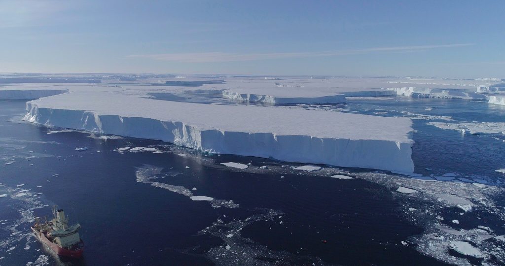 Wissenschaftlern zufolge könnte der Gletscher möglicherweise innerhalb von drei Jahren ins Meer stürzen.  