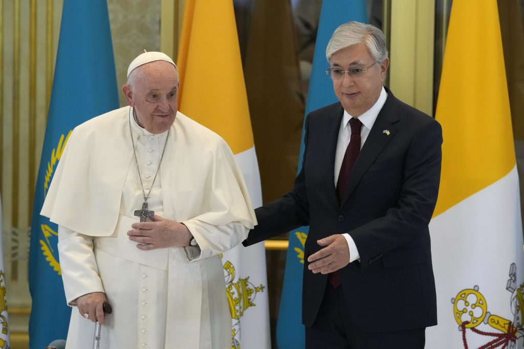 Der Papst prangert bei der Eröffnung des Kasachstan-Besuchs den "sinnlosen" Krieg in der Ukraine an