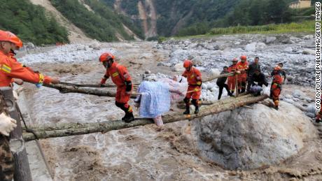 Retter überführen Verletzte im Landkreis Luding, Präfektur Ganzi, Provinz Sichuan, China, 5. September 2022.