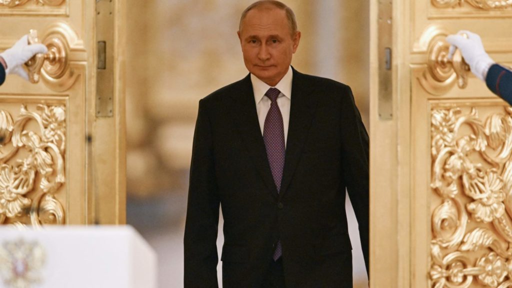Es sind jetzt 65 russische Beamte, die den Sturz von Wladimir Putin fordern