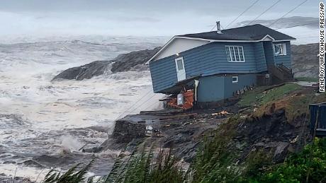 Ein Haus kämpft am Samstag in Port aux Basques, Neufundland und Labrador gegen starke Winde, die durch den posttropischen Sturm Fiona verursacht wurden.