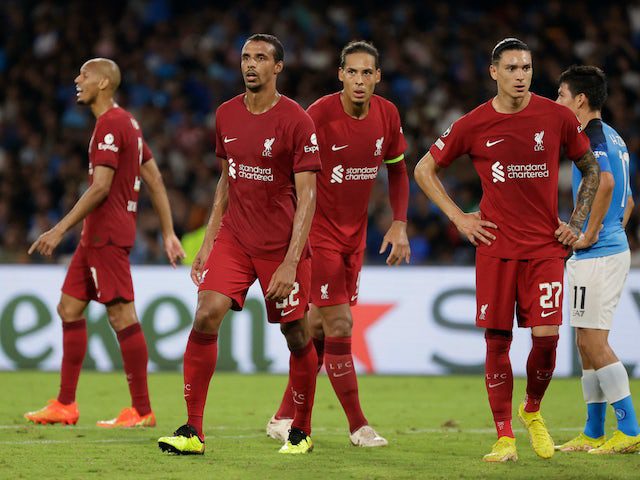 Liverpool-Spieler sehen nach ihrer Niederlage gegen Napoli am 7. September 2022 niedergeschlagen aus