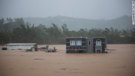 In Cayey, Puerto Rico, ist am Sonntag ein Haus überflutet worden.  Berichten zufolge wurden drei Personen aus dem Haus gerettet. 