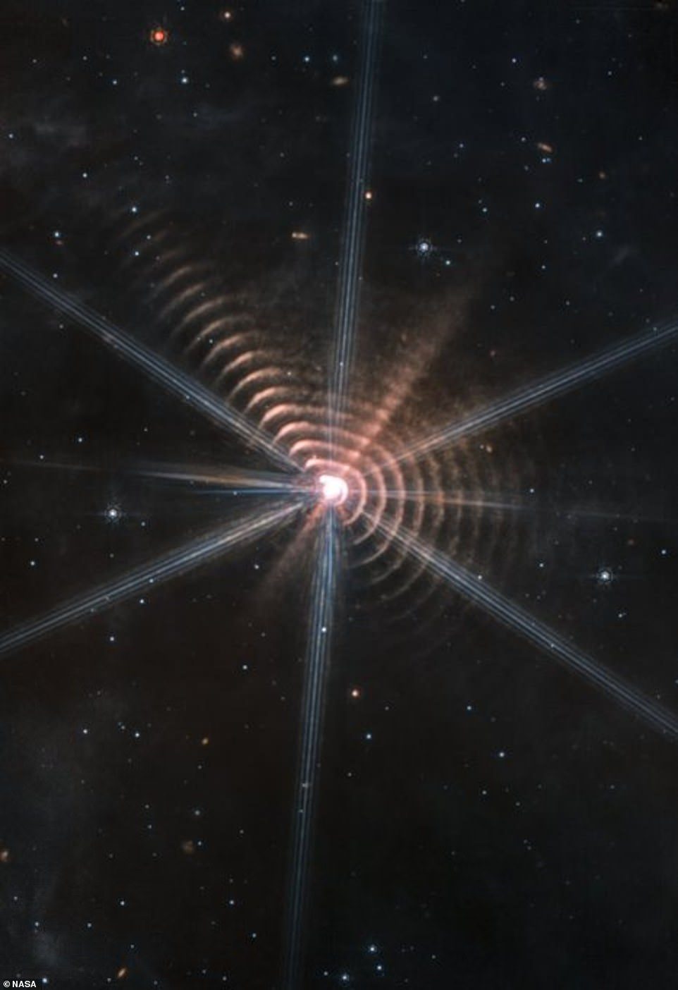 WR140, ein Stern im Sternbild Cygnus und etwa 5.600 Lichtjahre von der Erde entfernt, ist von gekrümmten, aber seltsam quadratischen Ringen umgeben, die auf dem Bild, das die Bürgerwissenschaftlerin Judy Schmidt auf Twitter geteilt hat, rot gefärbt sind