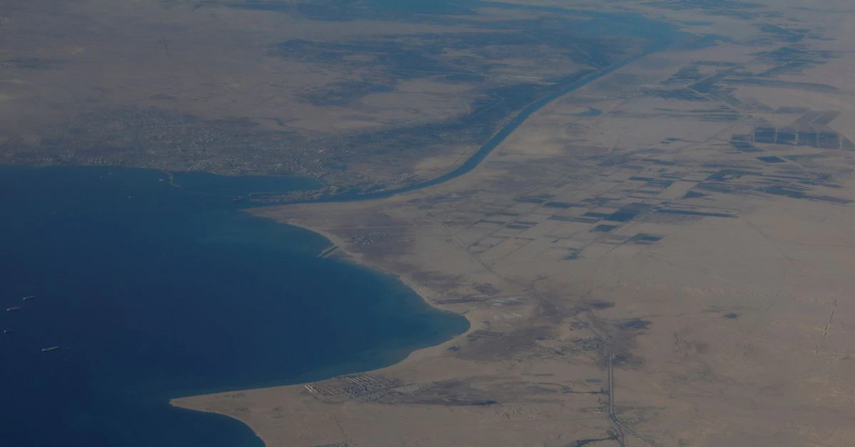 Öltanker wieder flott gemacht, nachdem er in der ägyptischen Suezkanalbehörde auf Grund gelaufen war