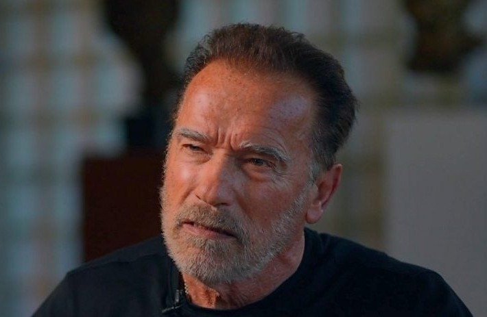 Seltenes Foto von Arnold Schwarzenegger, der einen besonderen Moment mit der WWE-Legende teilt, die immer noch den US-Deadlift-Rekord hält