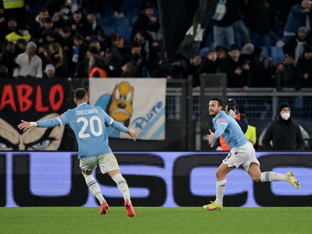Lazios Pedro feiert am 27. Februar 2022 sein erstes Tor mit Mattia Zaccagni