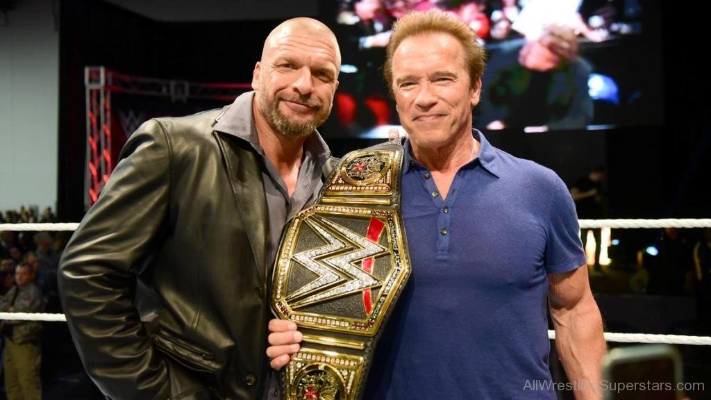 Ein seltenes Foto zeigt Arnold Schwarzenegger, der Triple H einen Vorgeschmack auf seine Gastfreundschaft gibt