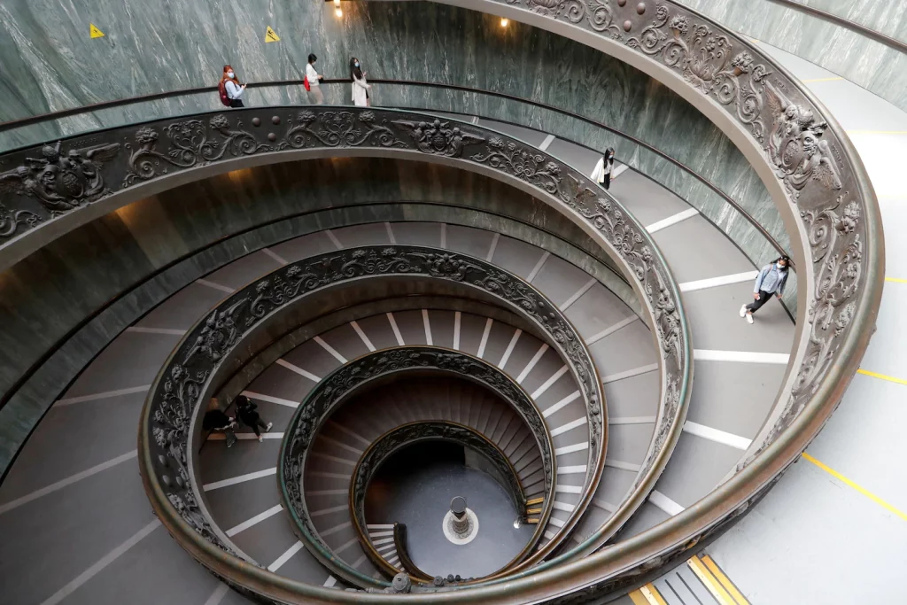 Die Polizei des Vatikans nimmt einen Touristen fest, der antike römische Büsten im Museum zertrümmert hat
