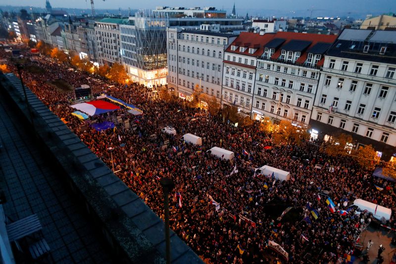 Tschechen demonstrieren gegen den zunehmenden Extremismus und unterstützen die Ukraine