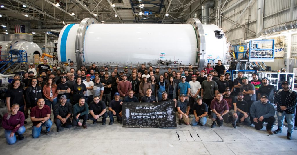 SpaceX liefert die zweite Stufe des 200. Falcon aus und hebt die Kehrseite der Wiederverwendung von Boostern hervor