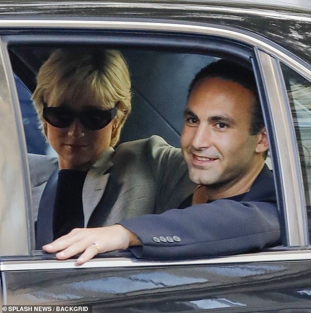 Elizabeth Debicki trägt eine Sonnenbrille und betrachtet das Bild von Diana, während sie mit Khalid Abdalla, 40, der Dodi Fayed spielt, auf der Rückbank eines Autos sitzt, mit dem die Prinzessin unterwegs war, als das Auto in Paris zerquetscht wurde
