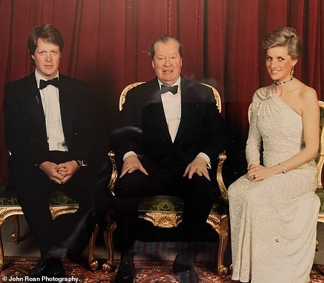 Prinzessin Dianas Bruder Charles Spencer hat ein erschütterndes Foto des Königs online geteilt – Tage vor der Veröffentlichung der umstrittenen neuesten Serie von The Crown